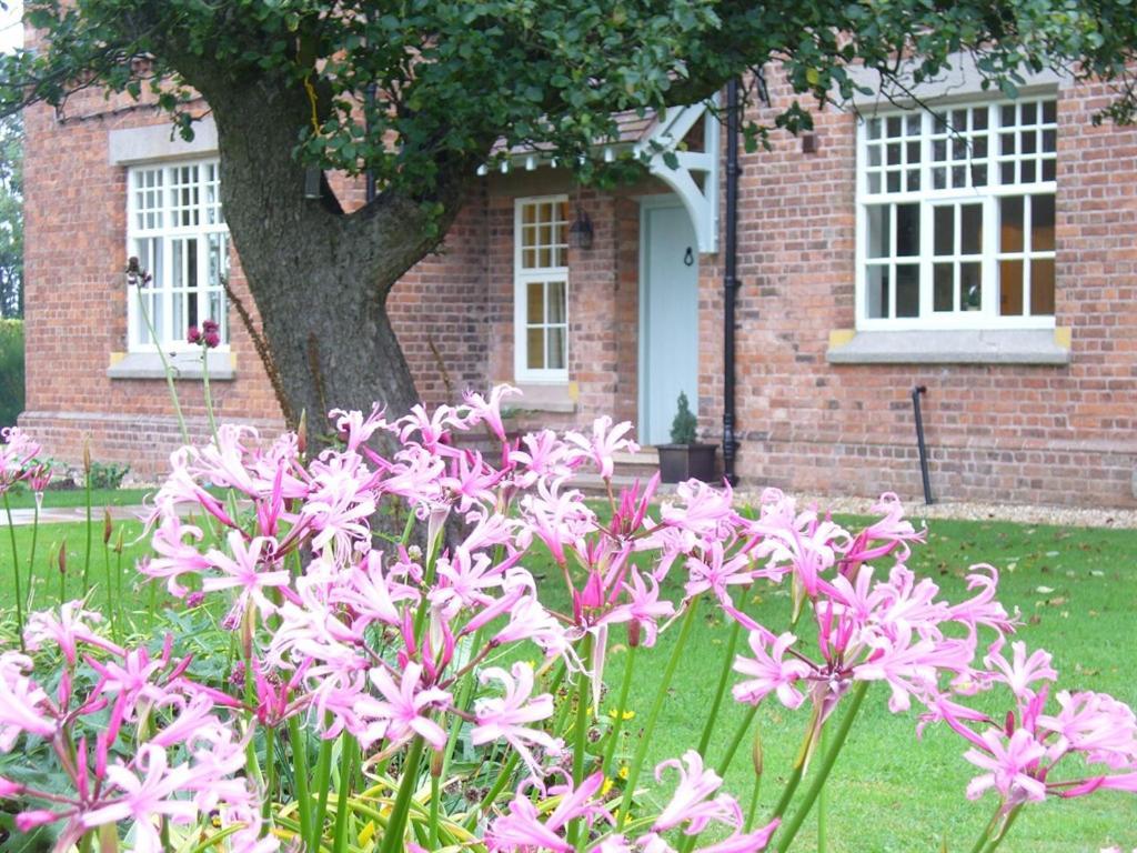 New Hall Farm Ellesmere Port Exterior photo
